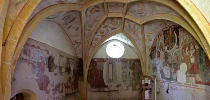 Die Fresken im rückwärtigen Bereich der Kirche