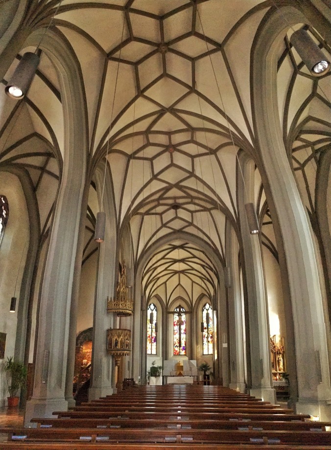 Das gotische Langschiff der Pfarrkirche in Imst