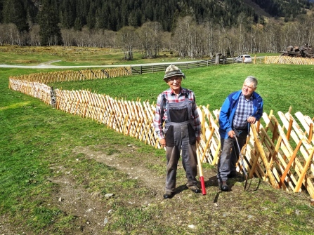 Luis und Erich Gatt nach dem Bau des Schrägezauns auf der Nockeralm